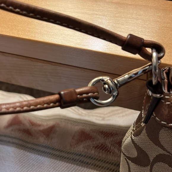 Rare top twist lock coach wristlet - Picture 7 of 8